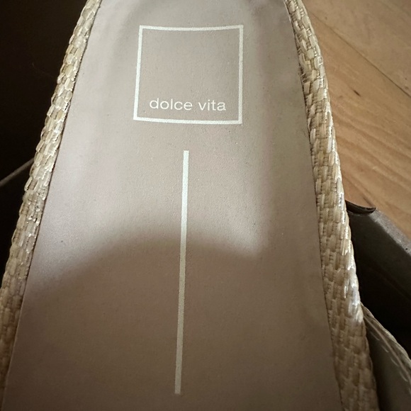 Dolce Vita “Sydnee “ slide on woven raffia sandal with gold buckle. Size 7 1/2 - Picture 6 of 7